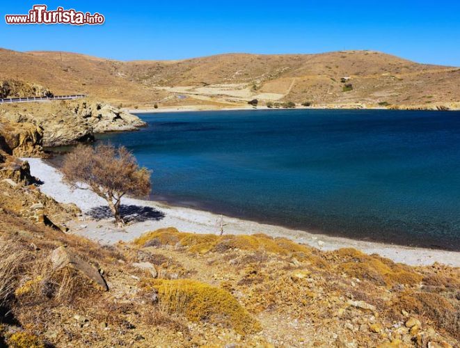 Immagine La spiaggia di Stenò a Astypalea nel Dodecanneso. Il nome significa "stretto": si tratta infatti di una piccola lingua di sabbia con ombrelloni e sdraio che trova posto nella porta più assottigliata dell'isola.