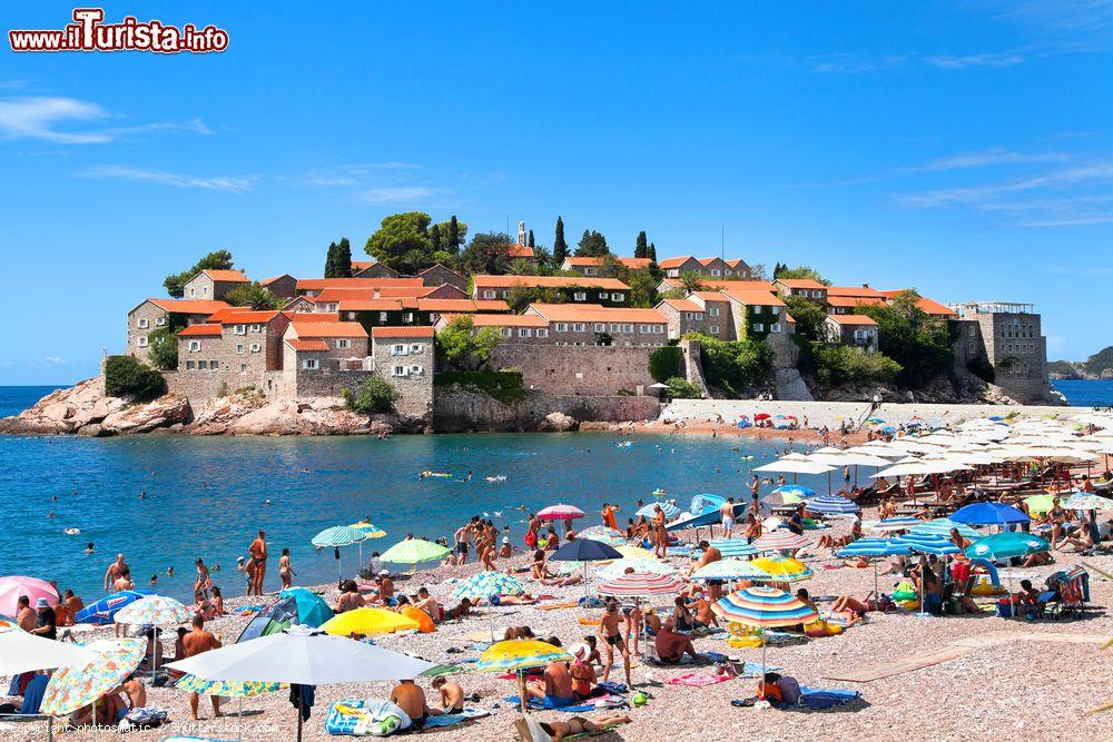 Immagine La spiaggia di Sveti Stefan in estate con i turisti in relax (Montenegro) - © photosmatic / Shutterstock.com