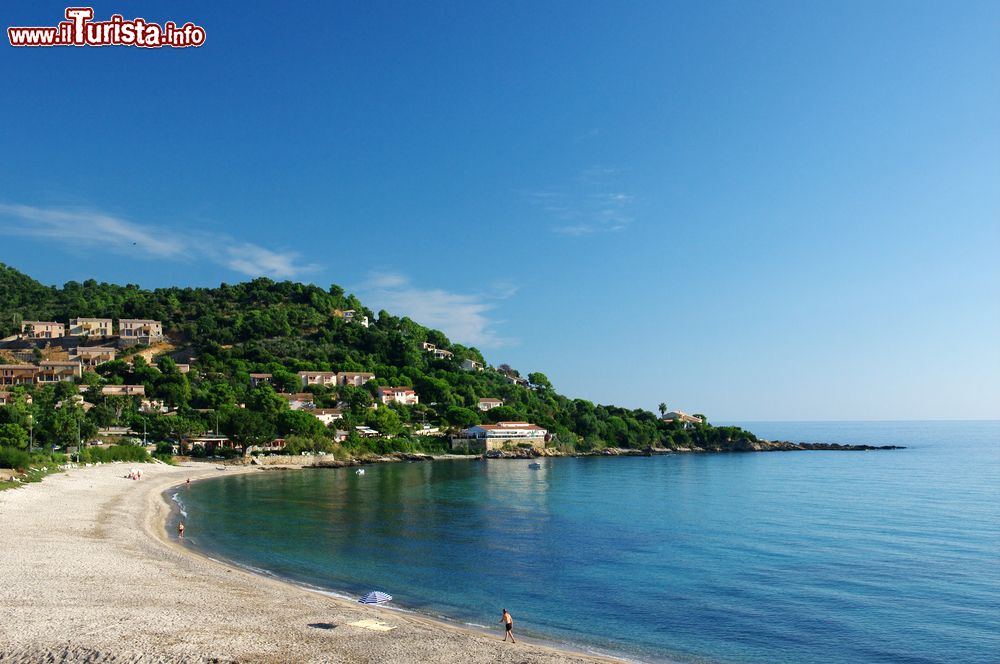 Immagine La spiaggia di Tarco in Corsica: siamo non lontano dal villaggio di Conca, che rimane nell'interno