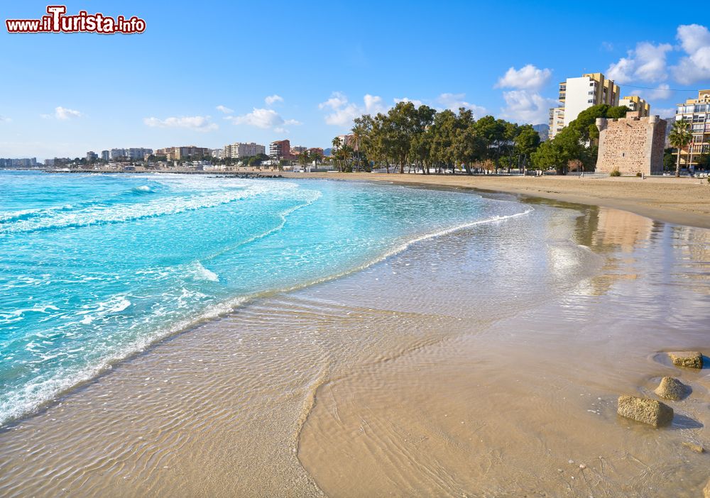 Immagine La spiaggia di Torre Sant Vicent lambita dalle acque del Mediterraneo a Benicassim, Spagna.