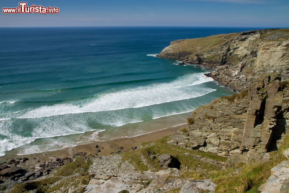 Immagine La spiaggia di Treknow vicino a Tintagel (Cornovaglia) con le onde dell'Oceano Atlantico.