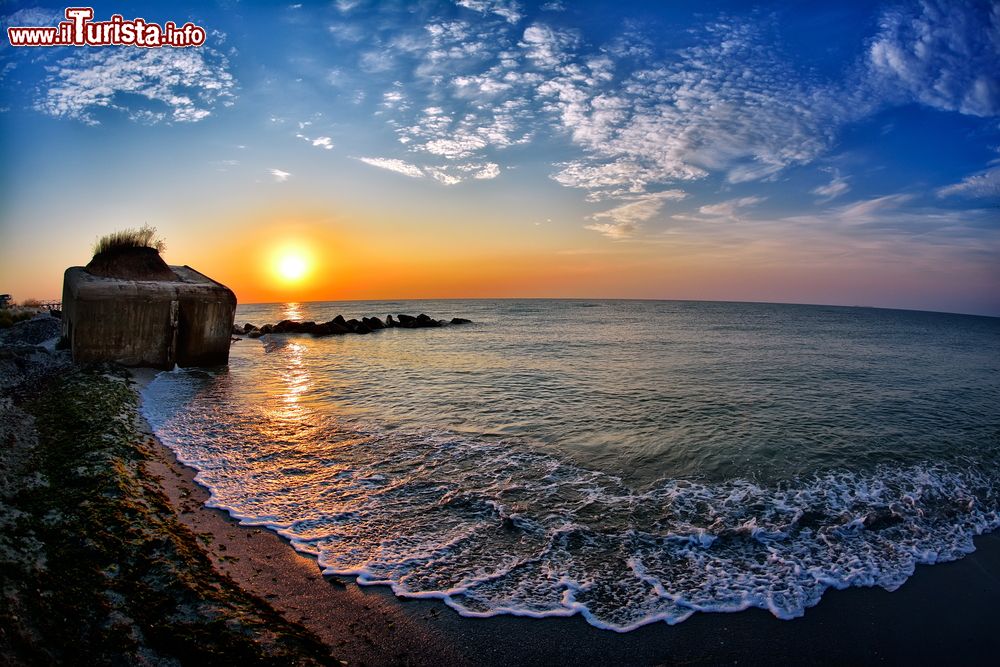 Immagine La spiaggia di Tuzla, all'alba, costa del Mar Nero in Romania