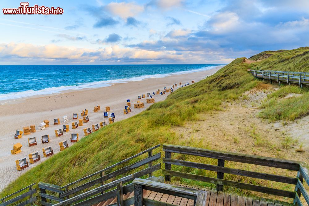 Immagine La spiaggia di Wenningstedt al tramonto con le dune, isola di Sylt, Germania.