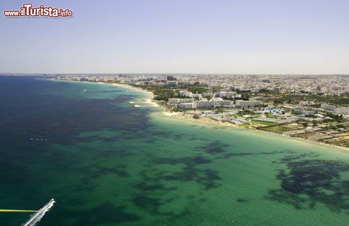 Immagine La spiaggia d iSousse e il limmpido mare Mediterraneo della Tunisia, visti da un volo aereo panoramico - © Horia Bogdan / Shutterstock.com