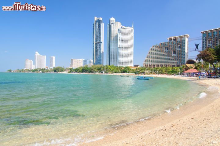 Immagine La spiaggia e gli alberghi di Pattaya, celebre località turistica della Thailandia