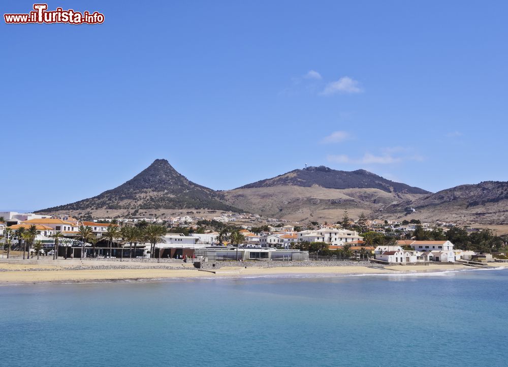 Immagine La spiaggia e i coni vulcanici ormai estinti dell'isola di Porto Santo, 1000 km a sud della costa del Portogallo.