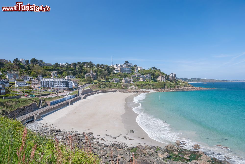 Immagine La spiaggia e il borgo di Perros-Guirec sulla costa di Granito Rosa della Bretagna, Francia