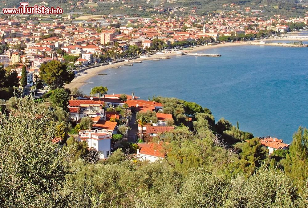 Immagine La spiaggia e il centro di Diano Marina sulla riviera ligure di ponente