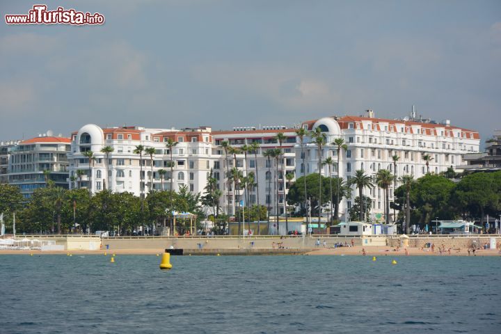 Immagine La spiaggia e il lungomare di Cannes fotografati dal mare, Francia. Sullo sfondo, l'imponente Hotel Majestic Barrière.