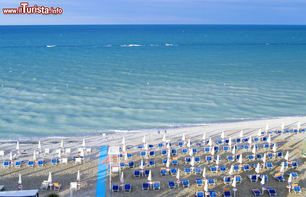 Immagine La spiaggia e il mare Adriatico a Marotta, regione Marche.