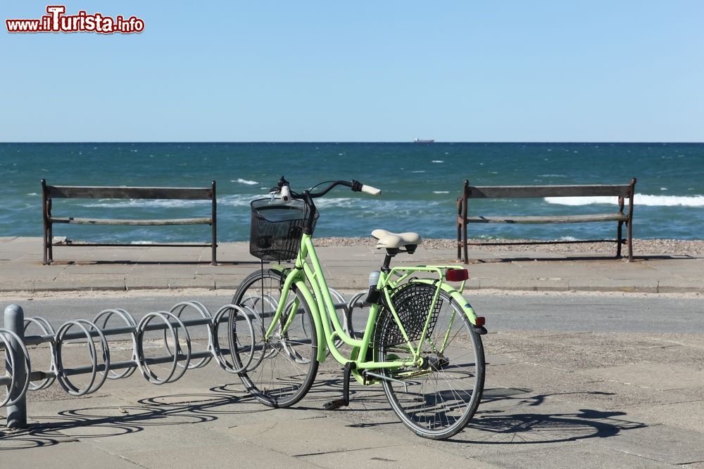 Immagine La spiaggia e il mare della cittadina di Skagen, Danimarca. Una graziosa bicicletta verde rende ancora più suggestiva la veduta di questo angolo paesaggistico di Skagen, perla marittima del Nord.