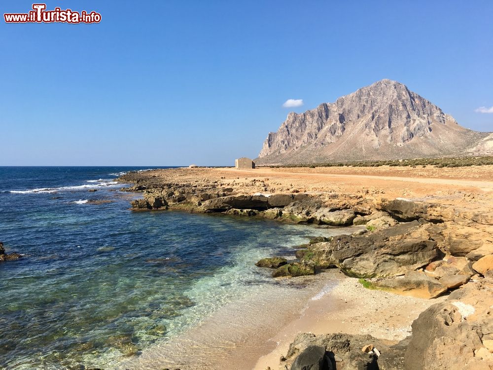 Immagine La spiaggia e il mare di Valderice e il Monte Cofano in Sicilia