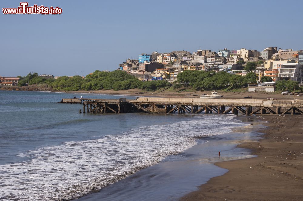 Immagine La spiaggia e il molo di Gamboa nella città di Praia, capoluogo di Santiago e capitale di Capo Verde.