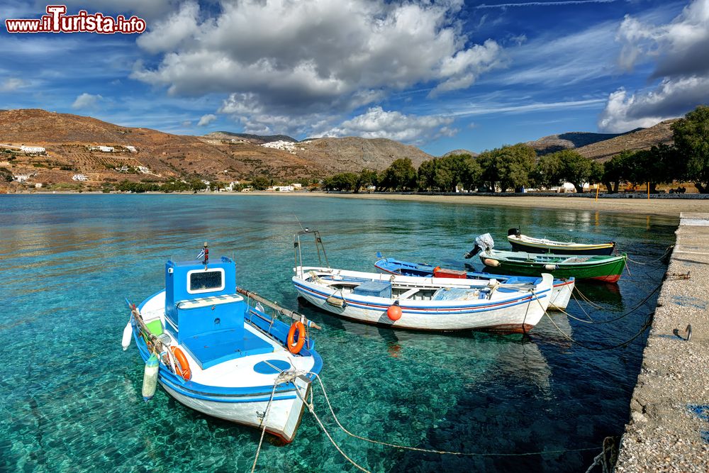 Immagine La spiaggia e il piccolo porto di Aegiali, siamo sull'isola di Amorgos in Grecia, arcipelago delle Cicladi