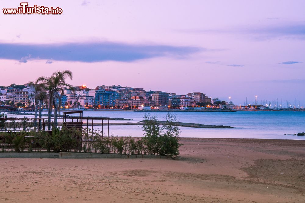 Immagine La spiaggia e la città di Crotone in Calabria al tramonto.