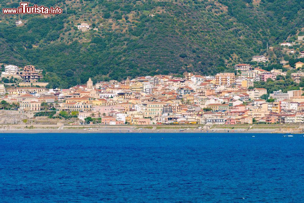 Immagine La spiaggia e la cittadina di Gioiosa Marea in provincia di Messina in Sicilia