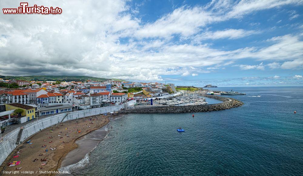 Immagine La spiaggia e la marina di Angra do Heroismo  a Terceira, Isole Azzorre. - © vidalgo / Shutterstock.com