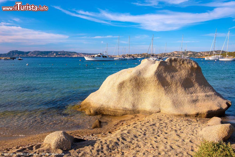 Immagine La spiaggia e la marina di Palau in Costa Smeralda in Sardegna © ArtMediaFactory / Shutterstock.com