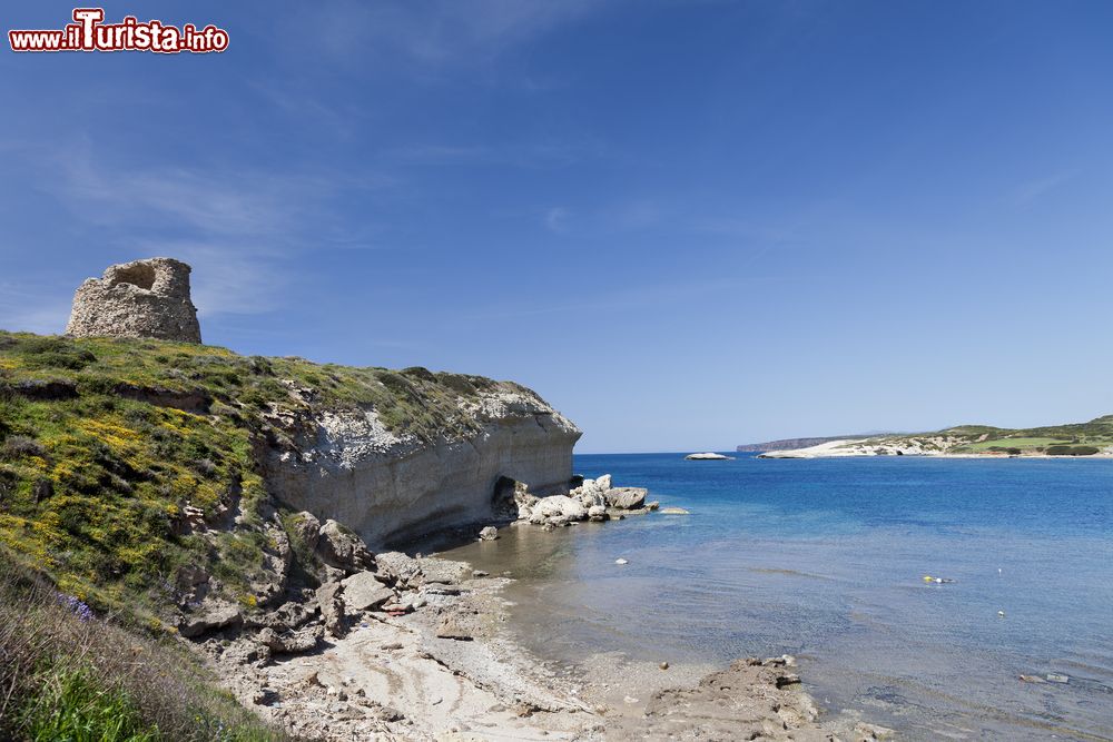 Immagine La spiaggia e la torre di Santa Caterina di Pittinuri in Sardegna