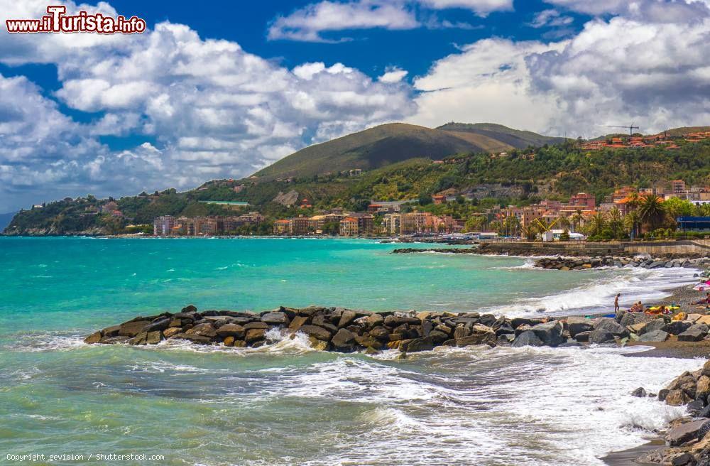 Immagine La spiaggia ed il mare limpido di Cogoleto in Liguria - © gevision / Shutterstock.com