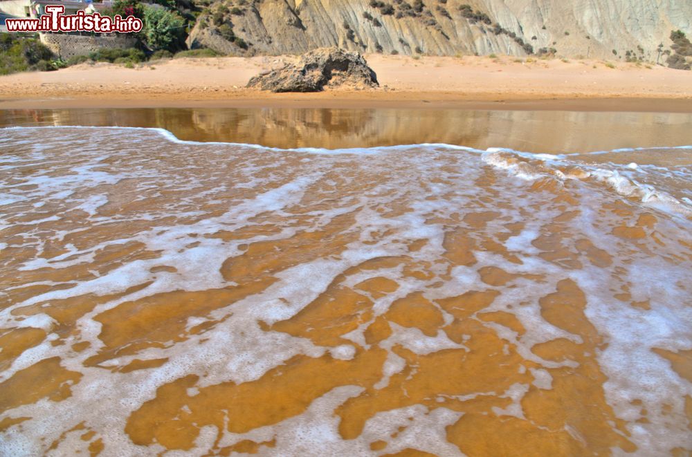 Immagine La spiaggia forata di Mollarella si trova appena ad ovest di Licata in Sicilia
