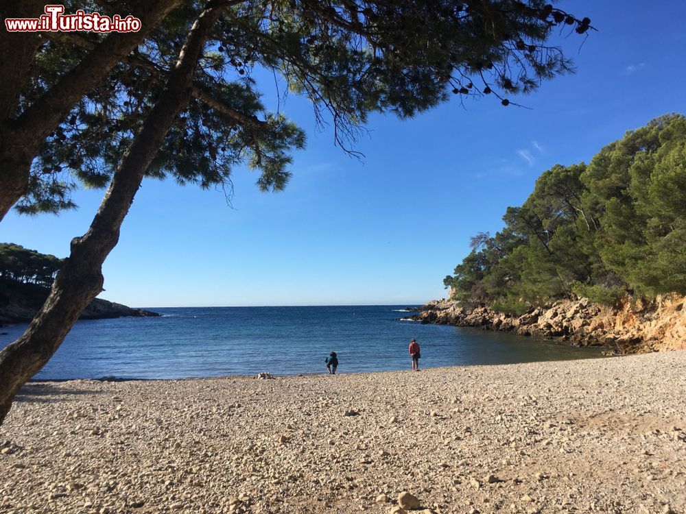 Immagine La spiaggia ghiaiosa di Saint-Cyr-sur-Mer, Francia, in una giornata di sole. Questa ridente località affacciata sul Mediterraneo è uno dei siti più celebri della costa provenzale.