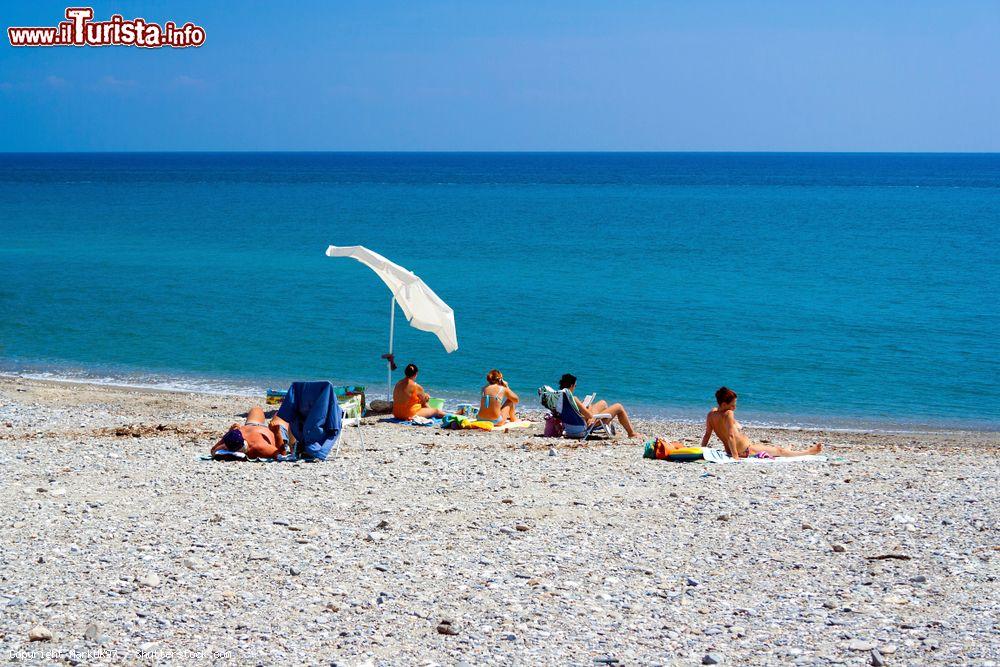 Immagine La spiaggia libera di Albenga, ampio lido con fondo a ciottoli, ghiaia e sabbia - © MarkUK97 / Shutterstock.com