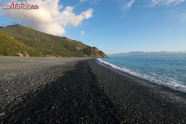 Immagine La grande spiaggia nera di Nonza in Corsica