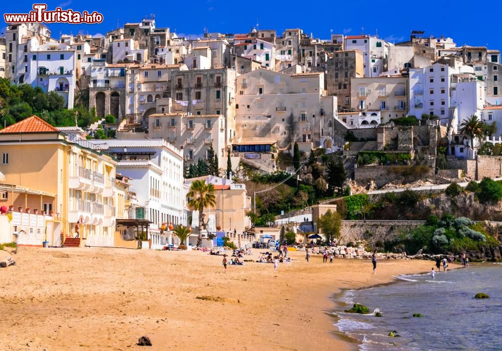 Immagine La spiaggia a nord ovest di Sperlonga e il borgo del Lazio