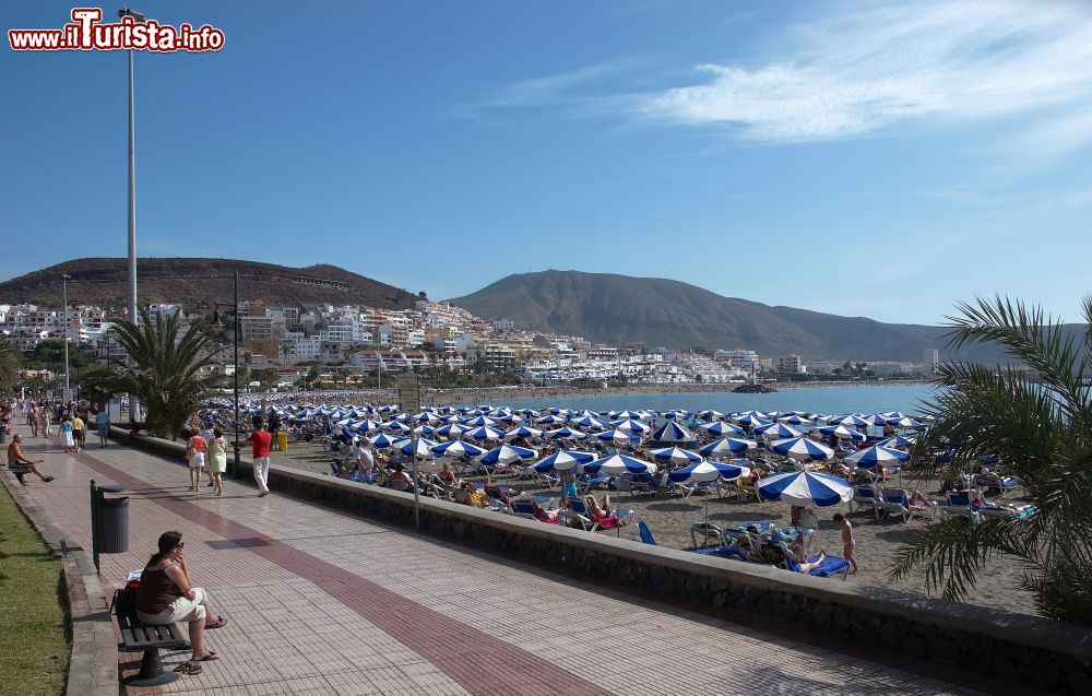 Immagine La spiaggia principale di Los Cristianos, siamo nel sud-est dell'isola di Tenerife - © Wouter Hagens / Wikipedia