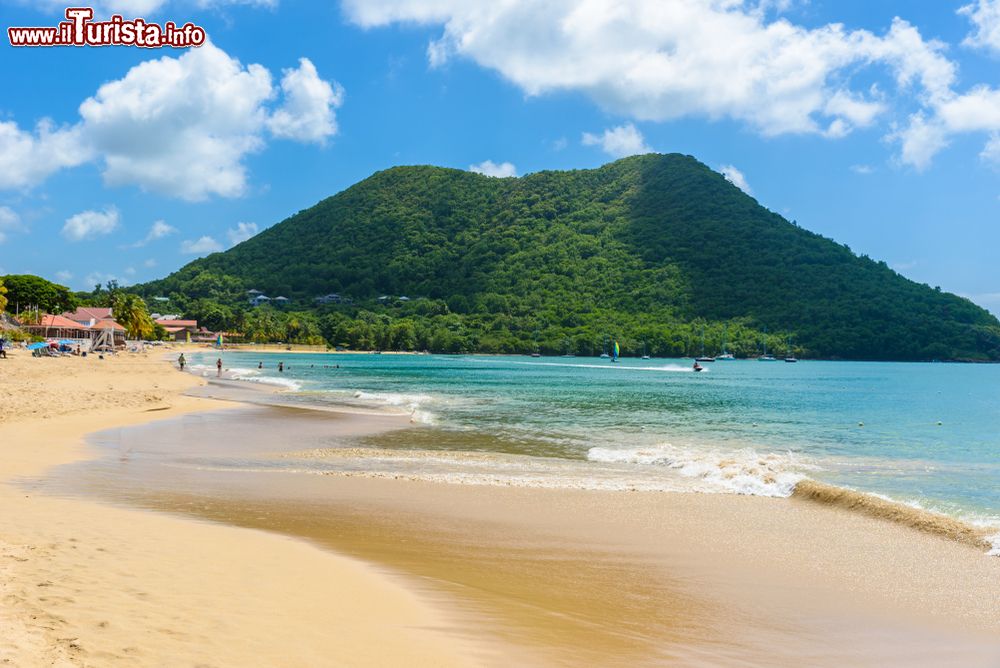 Immagine La spiaggia Reduit a Rodney Bay, isola di Saint Lucia, Mar dei Caraibi.