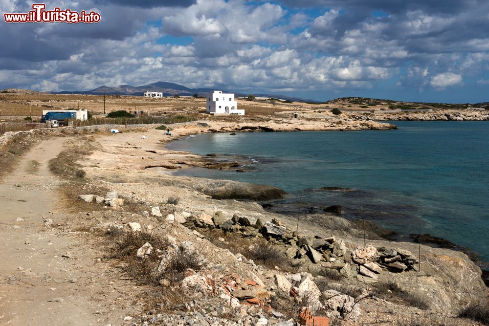 Immagine La spiaggia rocciosa di Bazaiou sull'isola di Schinoussa, Piccole Cicladi, Grecia.