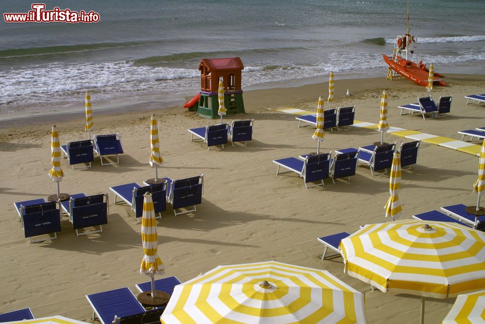 Immagine La spiaggia sabbiosa di Andora, provincia di Savona, Liguria