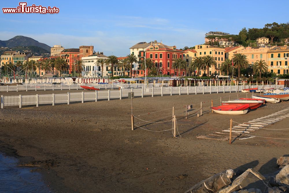 Immagine La spiaggia sabbiosa di Sestri Levante, Liguria, Italia.