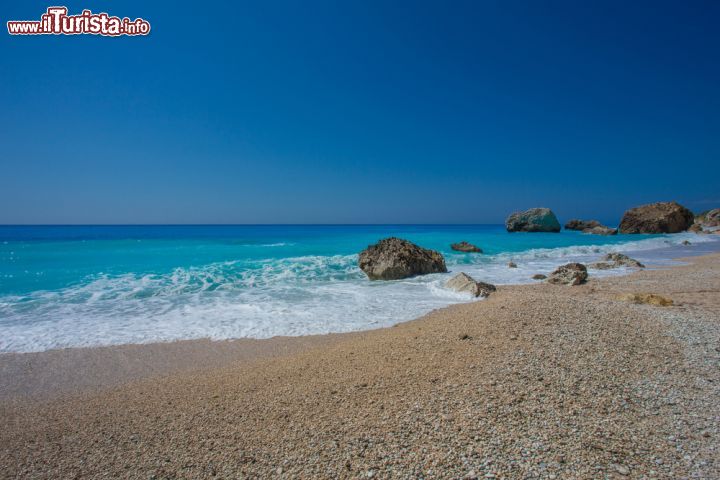 Immagine La spiaggia selvaggia di Kalamitsi a Lefkada, Grecia - E' perfetta per chi cerca una vacanza all'insegna della natura più incontaminata questa spiaggia dell'isola di Lefkada © Stefan Petru Andronache / Shutterstock.com