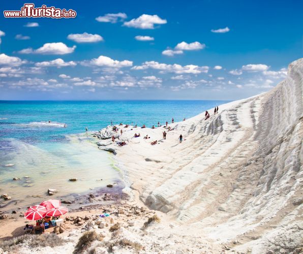 Immagine La spiaggia selvaggia di Scala dei Turchi, le bianche rocce e il mare turchese della costa sud della Sicilia