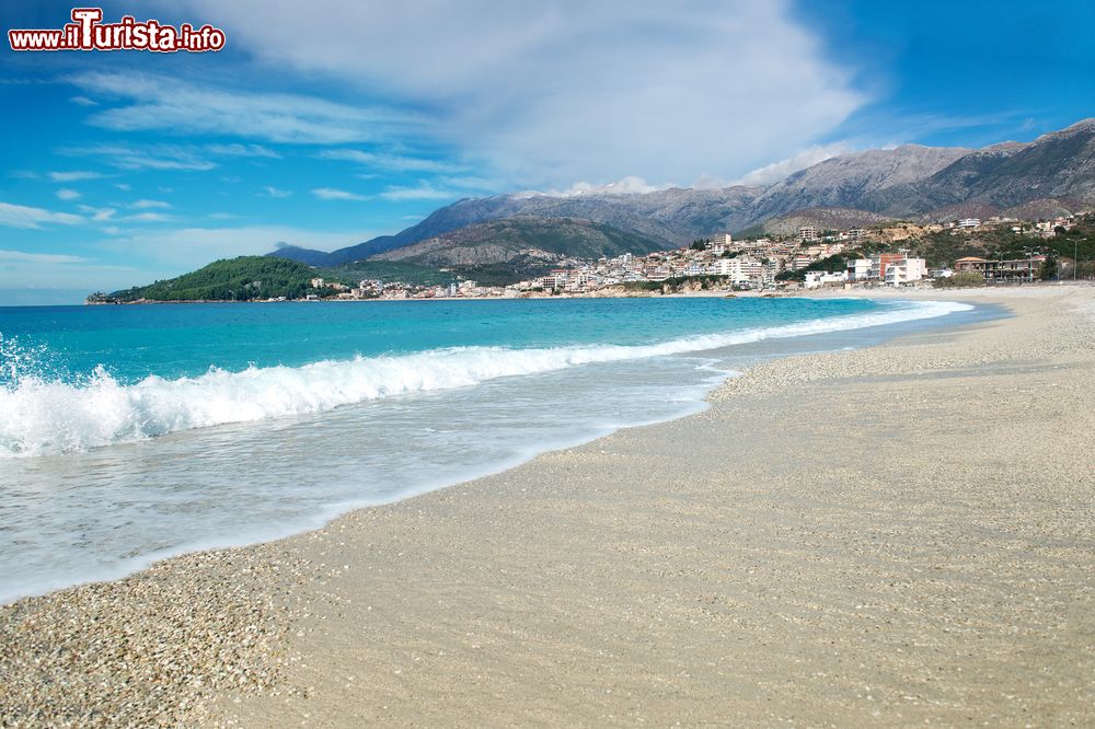 Immagine La spiaggia spettacolare di Himare, località balneare dell'Albania meridionale