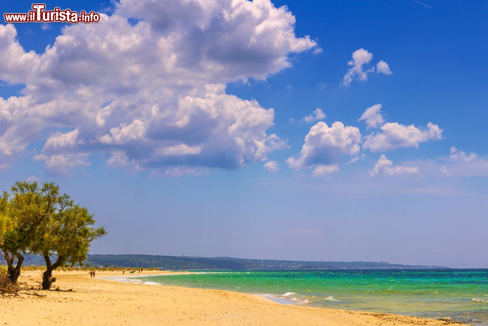 Immagine La spiaggia spettacolare tra Torre Pali e Pescoluse soprannominata come le Maldive del Salento, in Puglia.