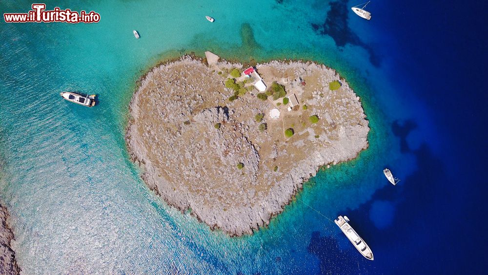 Immagine La spiaggia tropicale di Agia Marina, isola di Symi (Grecia): sembra avere la forma di un cuore.