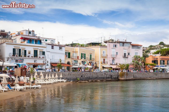 Immagine La spiaggia urbana di Lacco Ameno, isola d'Ischia, In realtà la baia più bella si trova a nord del centro, dove si apre la Spiaggia di San Montano