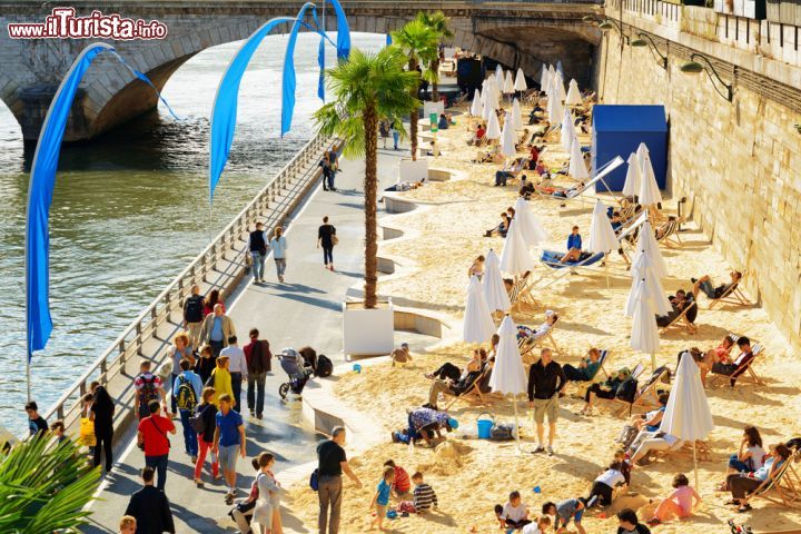 Immagine La spiaggia urbana di Parigi lungo le rive della Senna - © Efired / Shutterstock.com