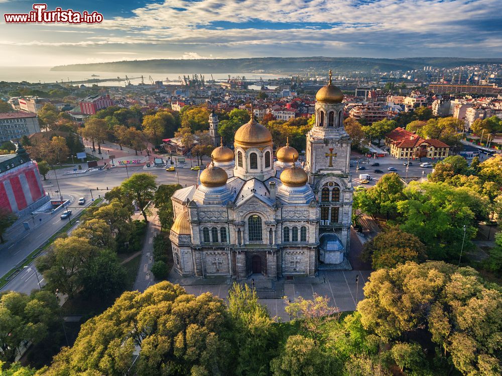 Immagine La splendida cattedrale dell'Assunzione di Varna, Bulgaria, in una fotografia aerea. Sullo sfondo, la città e il litorale del Mar Nero.
