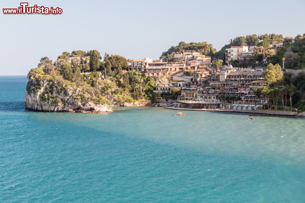 Immagine La splendida costa di Giardini Naxos vicino a Taormina, costa Est della Sicilia