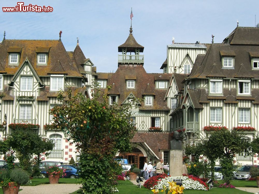 Immagine La splendida facciata dell'Hotel Normandy Barriere nel cuore di Deauville, Francia.