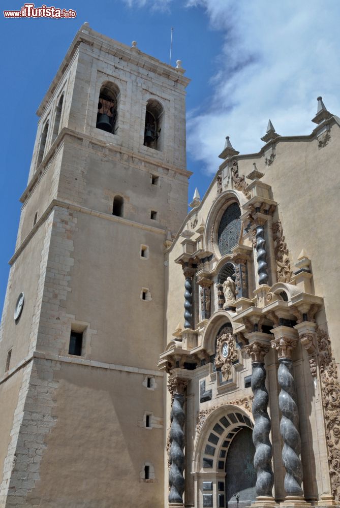 Immagine La splendida facciata dell'Iglesia Arciprestal de l'Assumpciò a Vinaros, Spagna. A fianco, la torre campanaria. Edificato in onore dell'assunzione della Vergine, questo luogo di culto vanta un perfetto mix di stile gotico e rinascimentale e dal 1978 fa parte dei Monumenti Artistici e Storici di Spagna.
