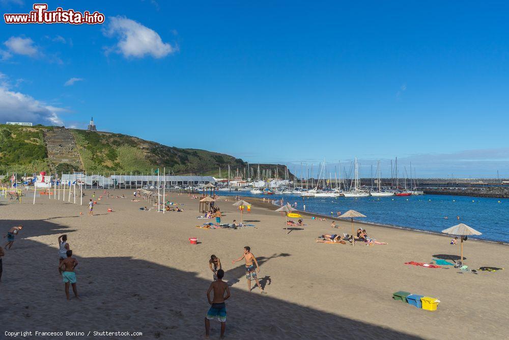 Immagine La splendida Praia da Vitoria a Terceira, durante l'estate alle Azzorre - © Francesco Bonino / Shutterstock.com