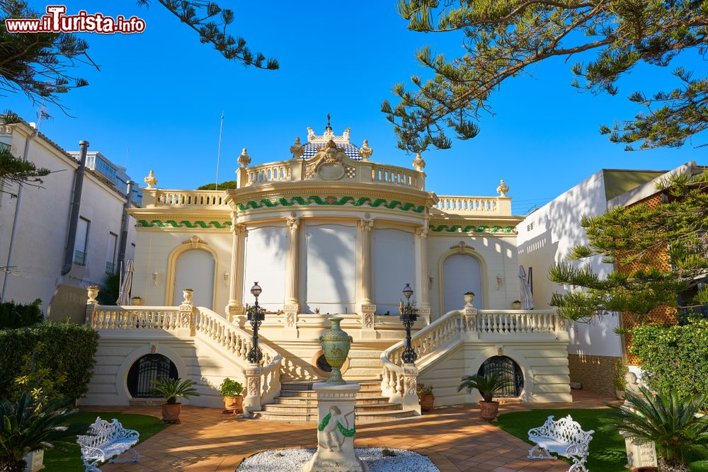 Immagine La splendida Villa Victoria a Benicassim, Spagna: costruito nel 1911 su richiesta di Salvador Albacar, designer e produttore di mobili, è un edificio residenziale in stile modernista valenciano.
