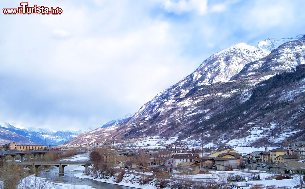 Immagine La sponda destra della Dora Baltea dove si trova Gressan, e la sovrastante montagna di Pila