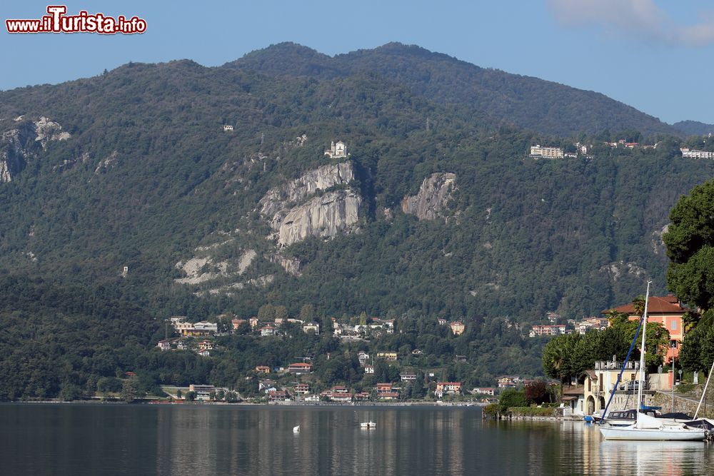 Immagine La sponda ovest del lago d'Orta con le case del Comune di Madonna del Sasso e il Santuario