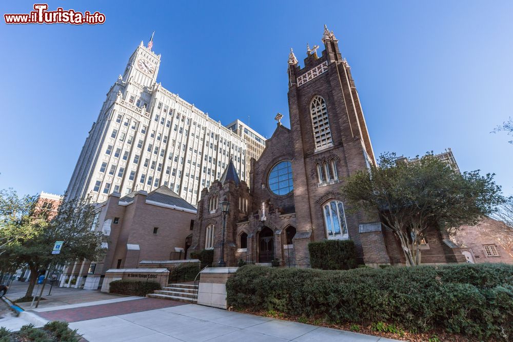 Immagine La St.Andrew's Episcopal Cathedral a Jackson, Mississippi, USA. Sulla sinistra, il Lamar Life Building, un edificio storico progettato in stile neogotico e completato nel 1924. E' l'ottavo palazzo più alto della città.